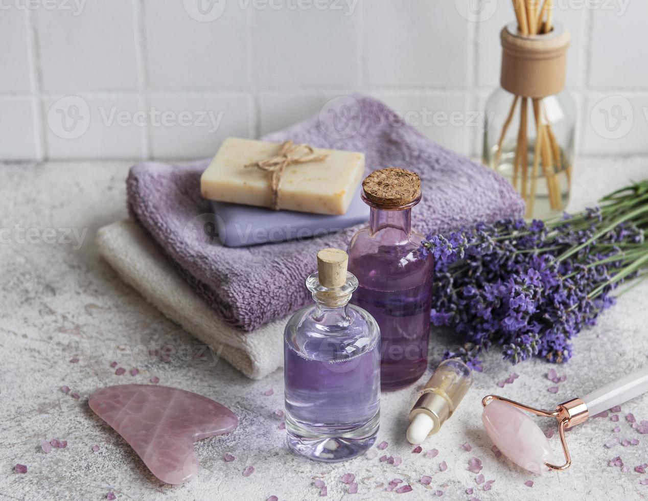 cosmetico alle erbe naturali con fiori di lavanda foto