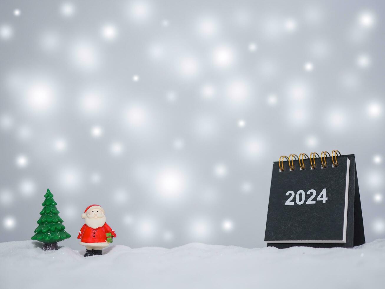 vicino su calendario e Natale decorazione con brillante leggero per Natale e nuovo anno vacanze sfondo, inverno stagione, caduta neve, copia spazio per Natale e nuovo anno vacanze saluto carta. foto
