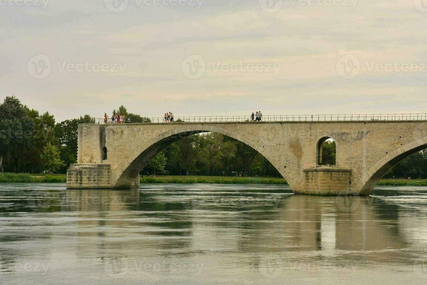 il ponte al di sopra di il fiume nel Francia foto