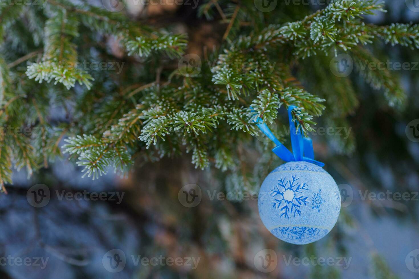 blu palla Natale giocattolo su il di un' Natale albero ramo. Natale nel il città. sfondo per il nuovo anno. foto