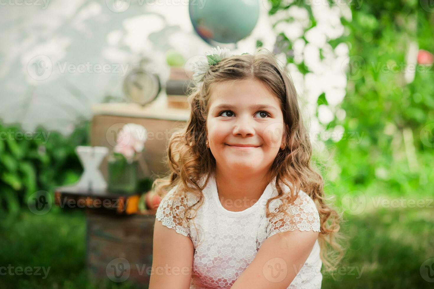 adorabile pensieroso scolara sorridente e guardare lontano. apprendimento al di fuori il auditorium durante coronavirus quarantena. indietro per scuola concetto foto