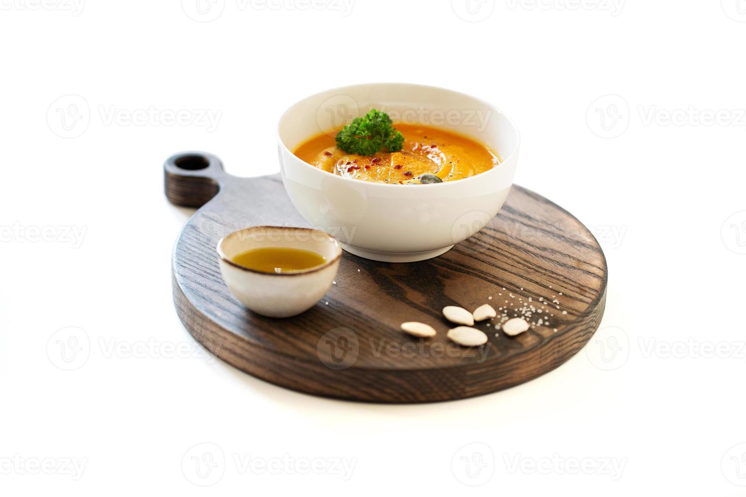 piatto di zuppa di zucca e olio d'oliva foto