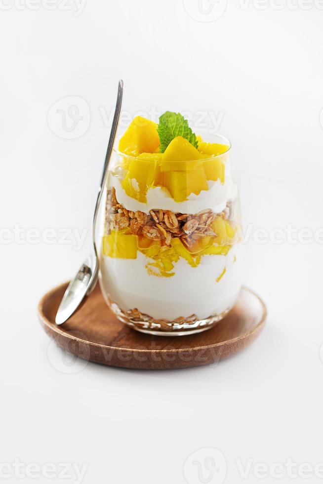 bicchiere con dessert allo yogurt e ananas foto