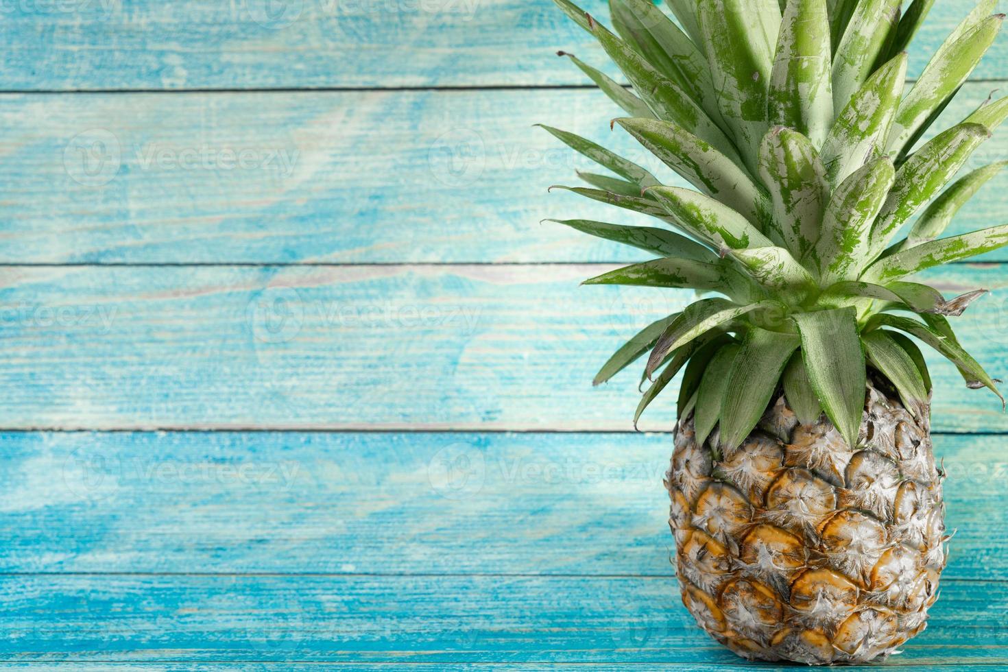 ananas con copia spazio su fondo in legno foto