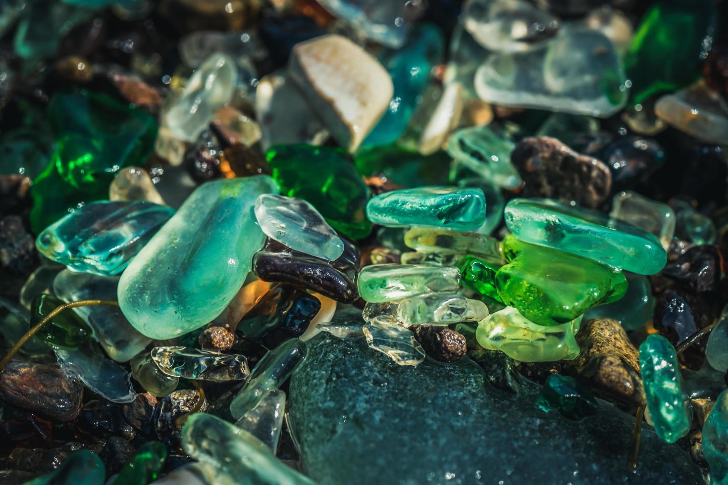 sfondo naturale con il primo piano di vetro di mare sulla sabbia. foto