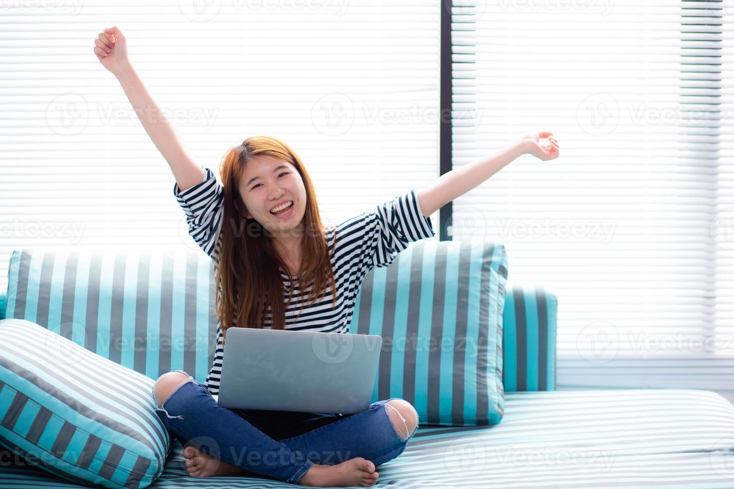 bella felicità ritratto di giovane donna asiatica che utilizza il lavoro portatile con successo sul divano in casa, ragazza e notebook internet online con felice, concetto di comunicazione. foto