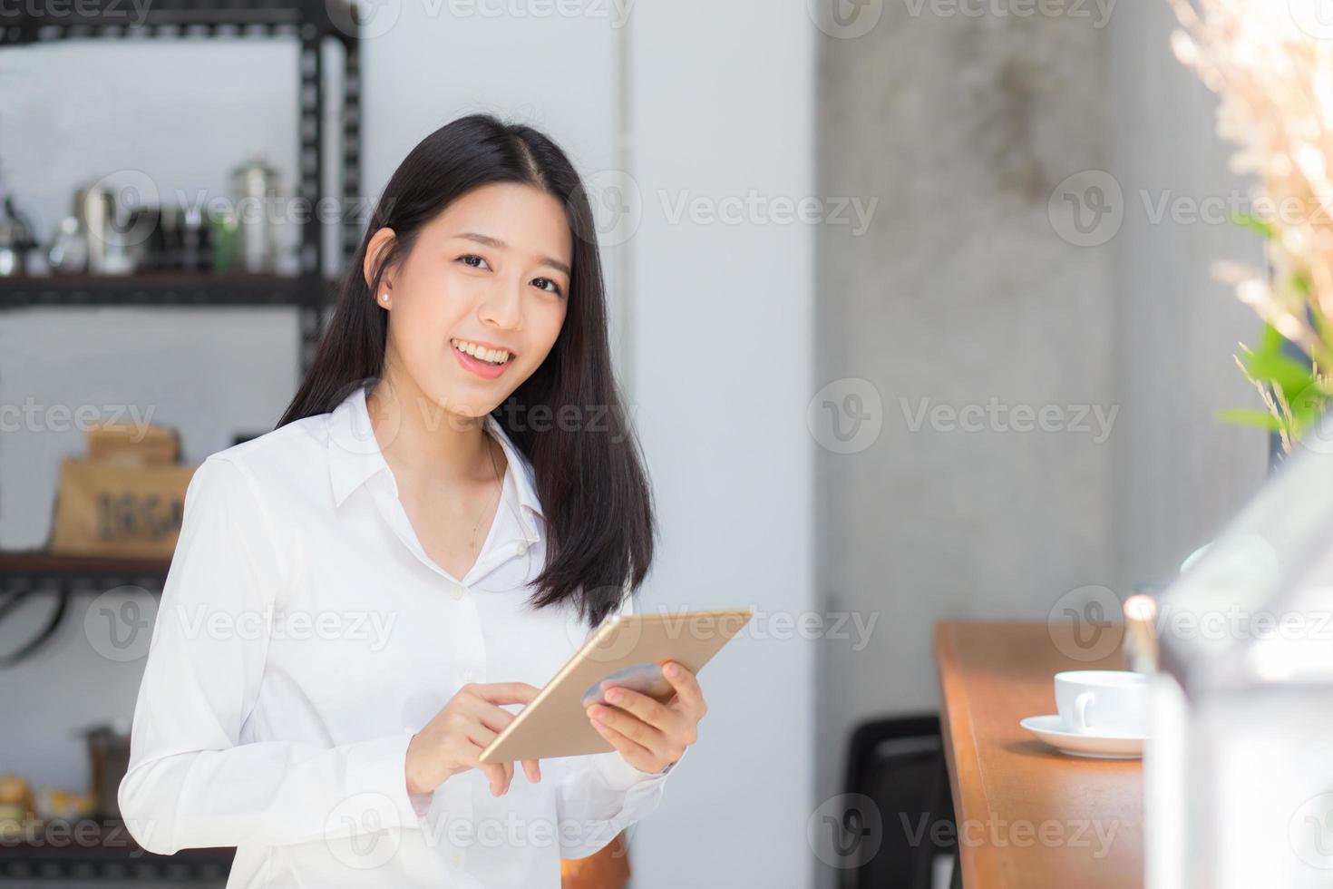 giovane donna asiatica che utilizza computer tablet. foto