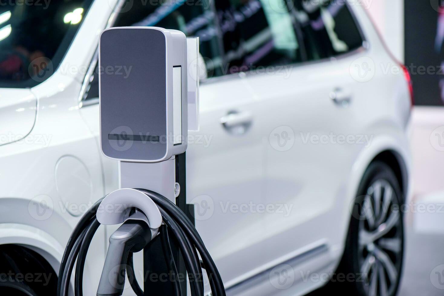 ricarica un elettrico auto batteria stazione, nuovo innovativo tecnologia ev elettrico veicolo foto