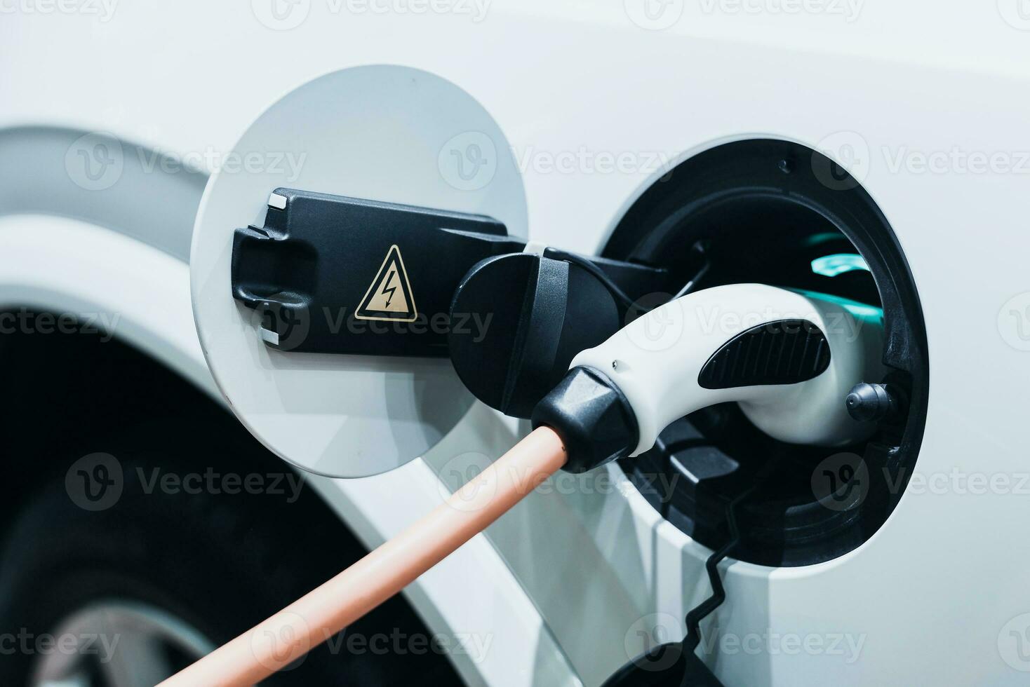 ricarica un elettrico auto batteria stazione, nuovo innovativo tecnologia ev elettrico veicolo foto