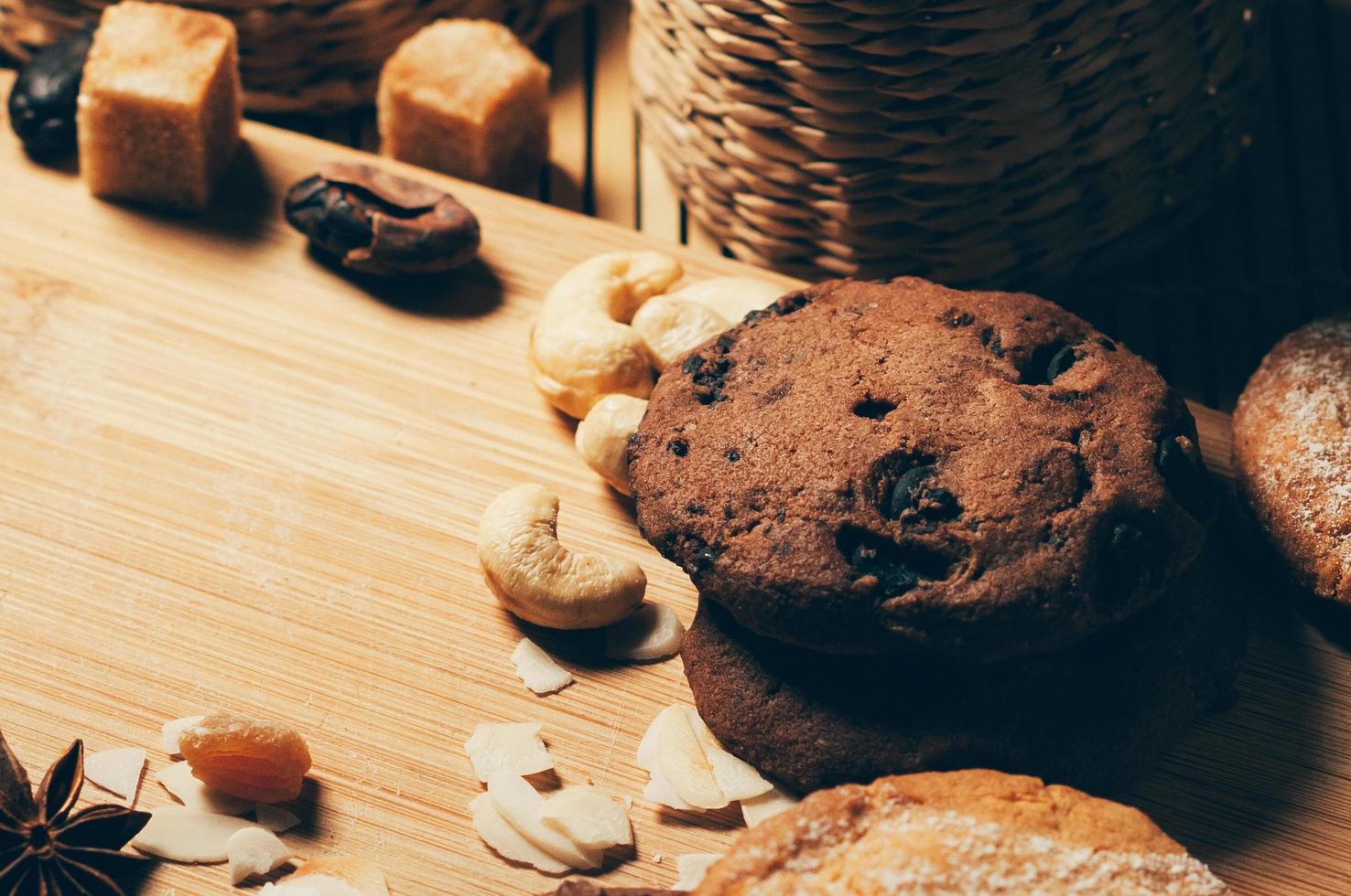 Primo piano di biscotti croccanti rotondi con noci e spezie sul tavolo foto