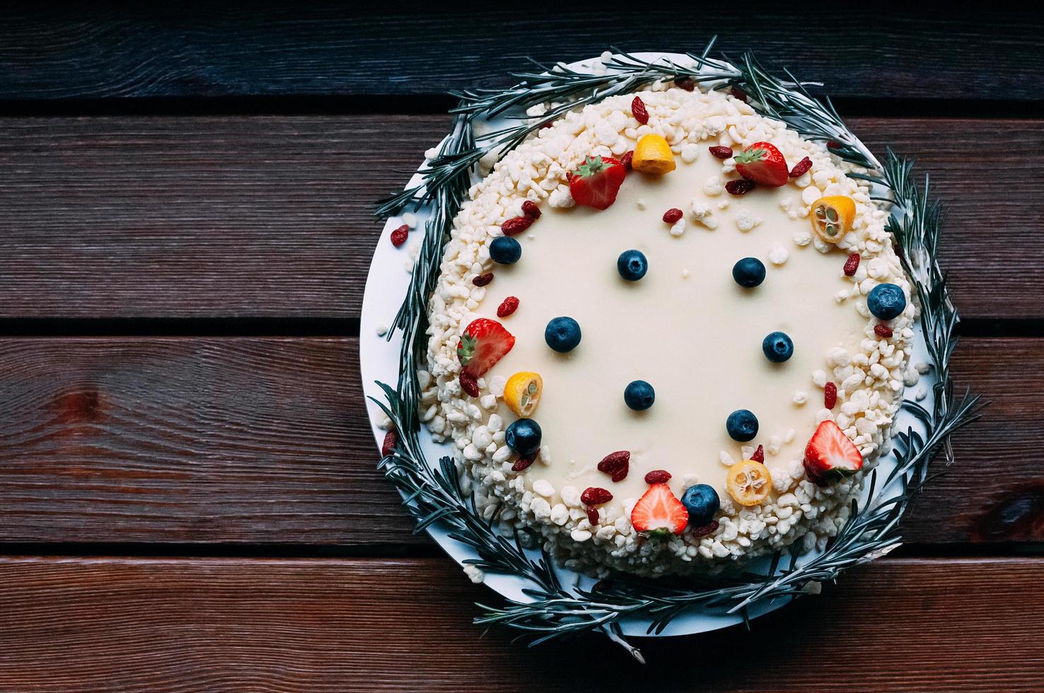 torta rotonda al cioccolato bianco vista dall'alto foto