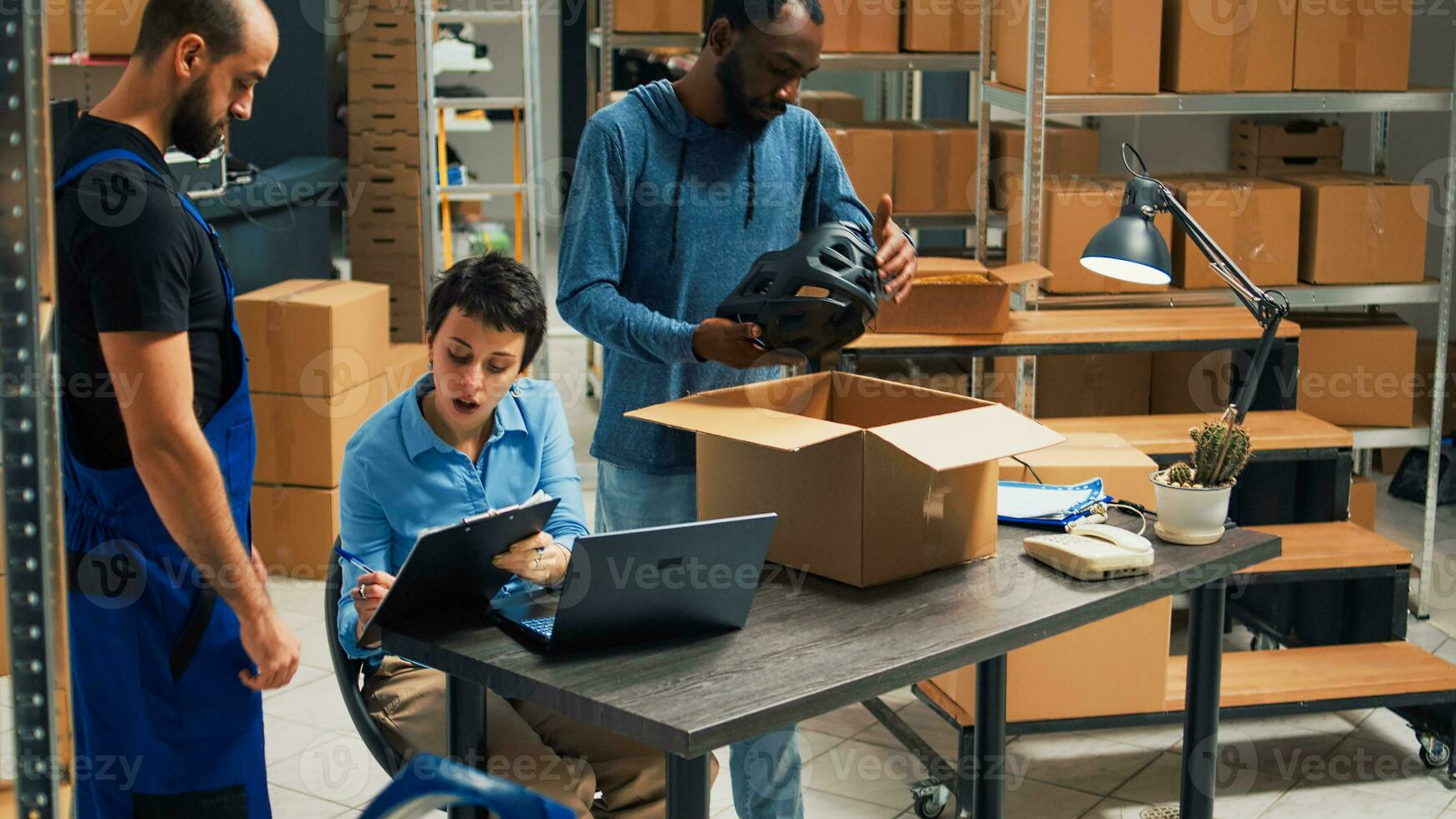 attività commerciale proprietari Lavorando su spedizione prodotti nel magazzino, mettendo merce a partire dal scaffali nel cartone scatole. squadra di partner utilizzando merce per opera su avviare sviluppo, fornitura catena. foto