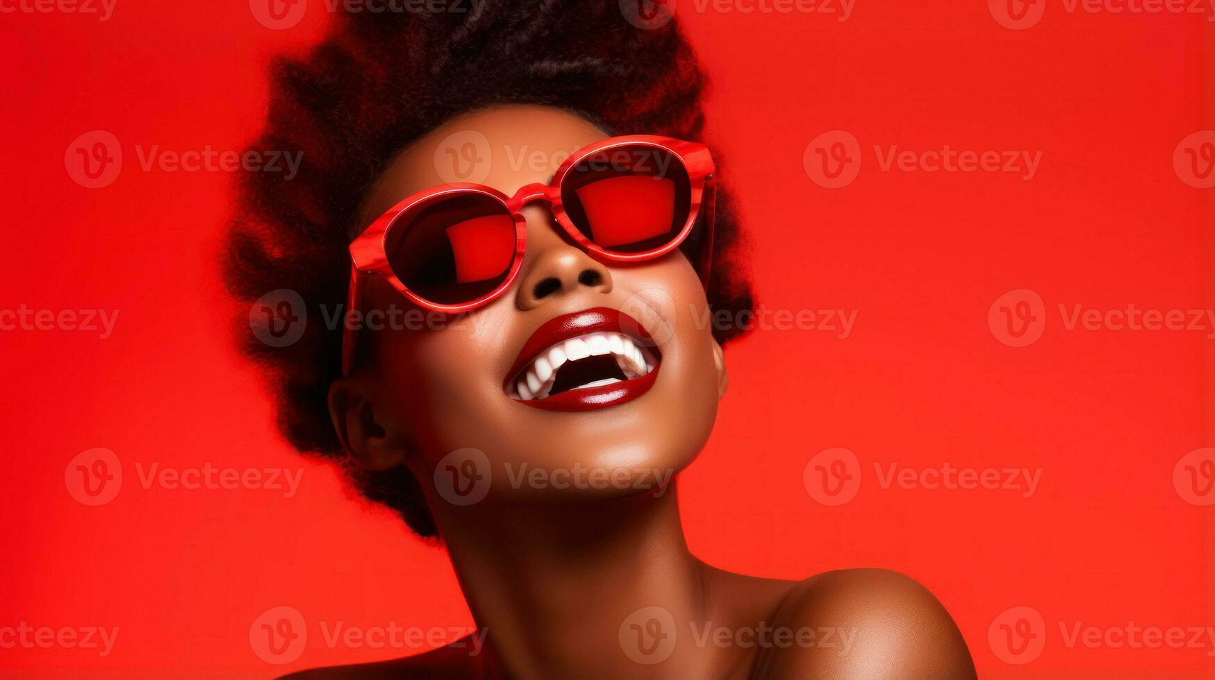 africano bellissimo femmina modello indossare impaurito elegante occhiali da sole, sorridente su rosso sfondo con copyspace ai generato foto