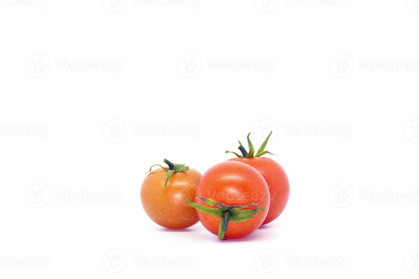 grappolo italiano di pomodori. tre pomodori piccoli e succosi. foto