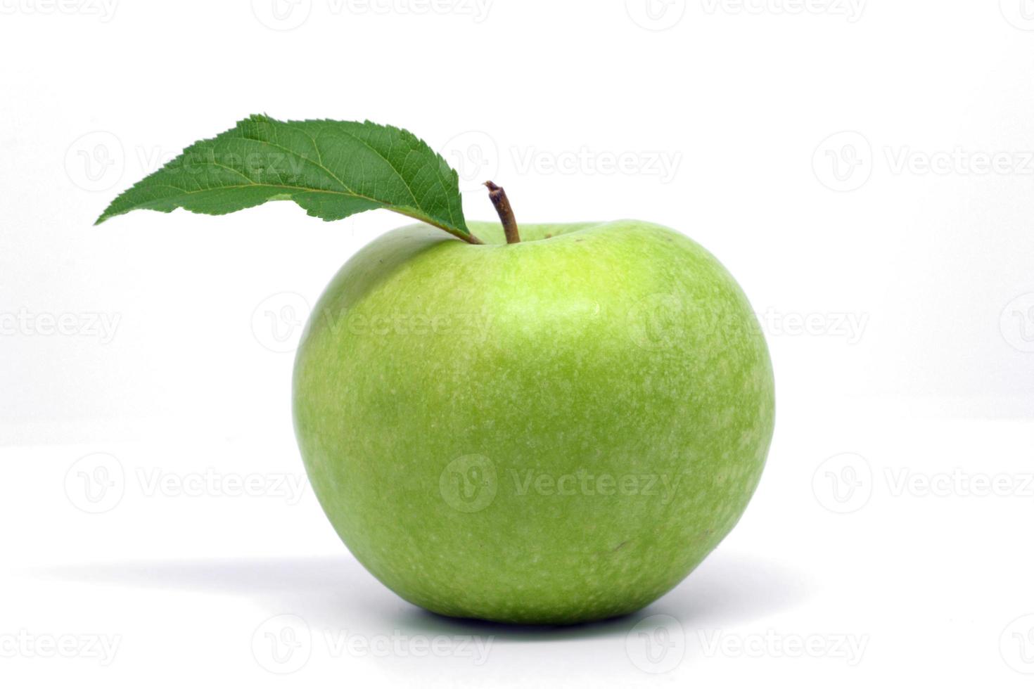 mela verde isolato su sfondo bianco. nonna fabbro. foto
