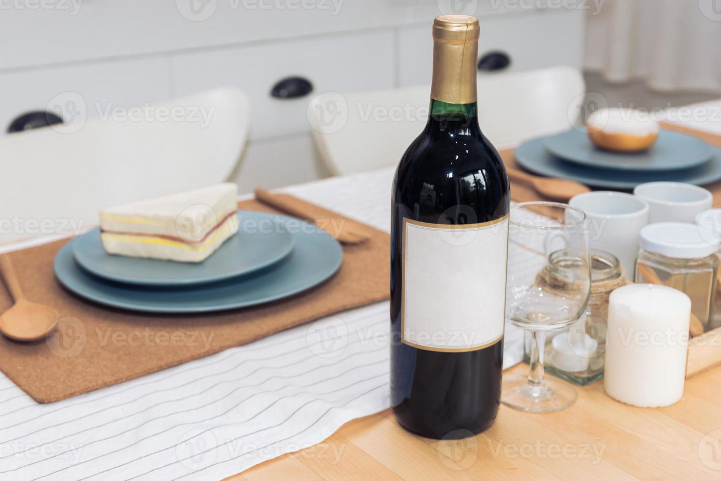 bere una bottiglia di vino sul tavolo da pranzo. concetto di bevande e cibo. foto