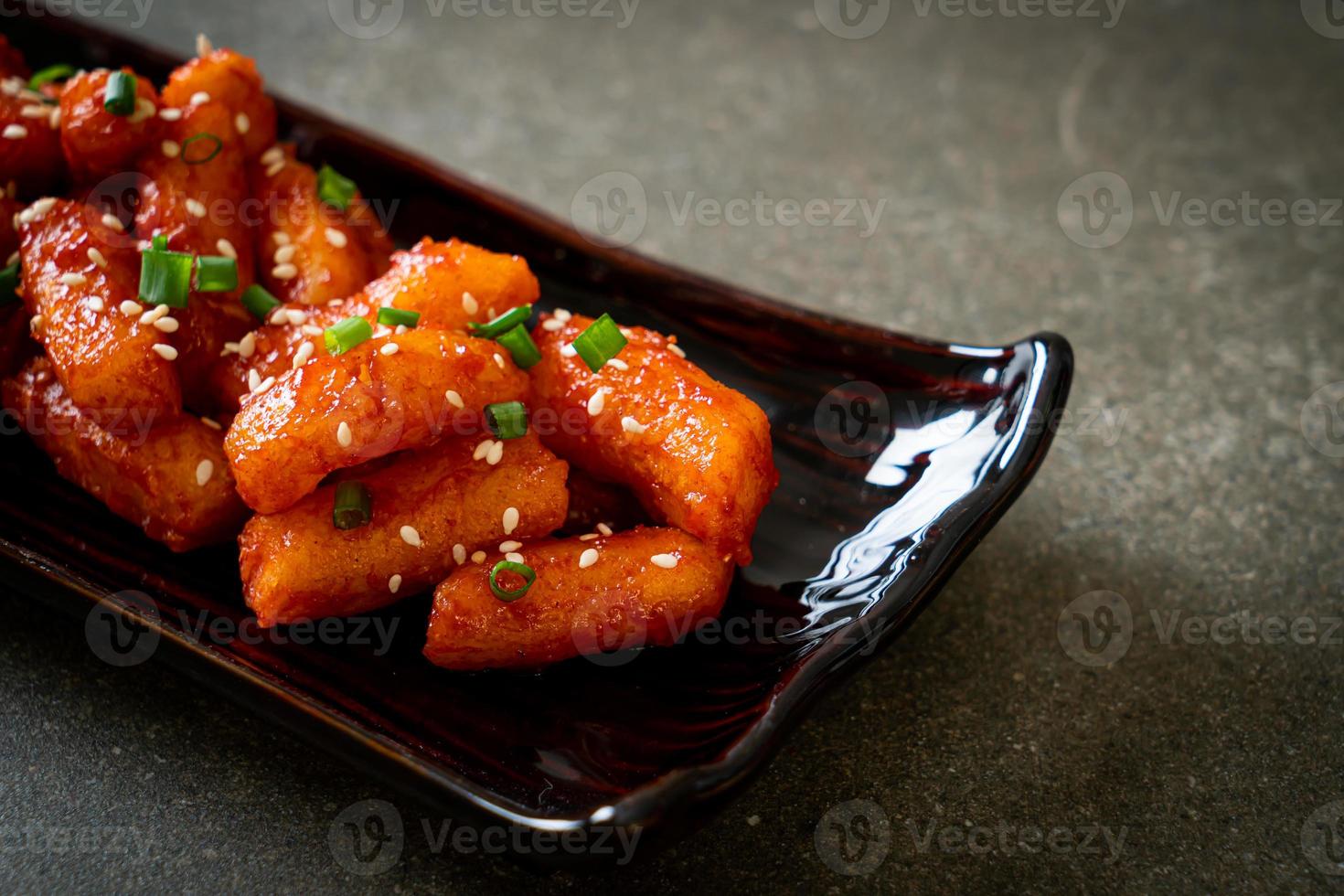 torta di riso coreana fritta allo spiedo con salsa piccante spicy foto