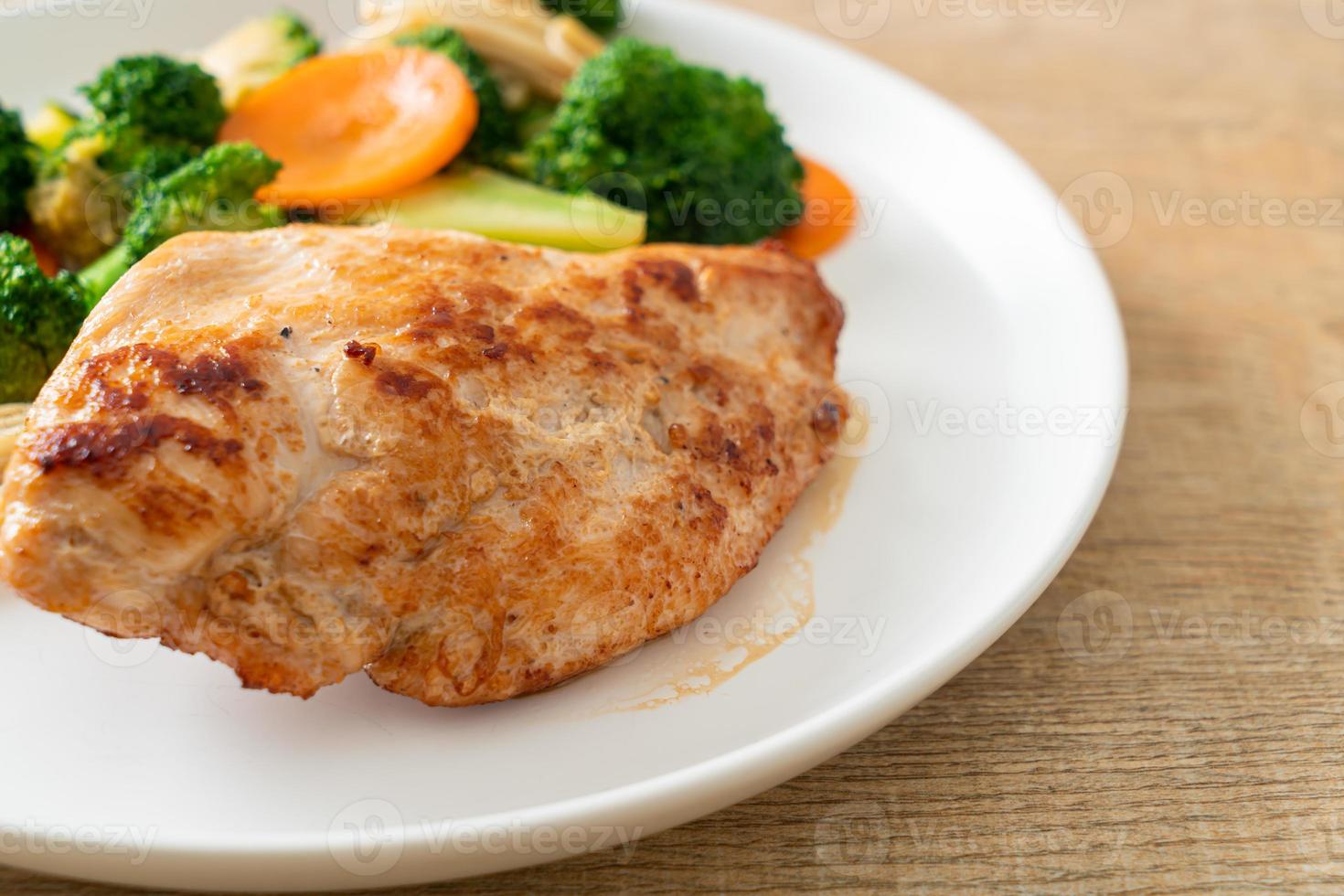 bistecca di pollo alla griglia con verdure foto