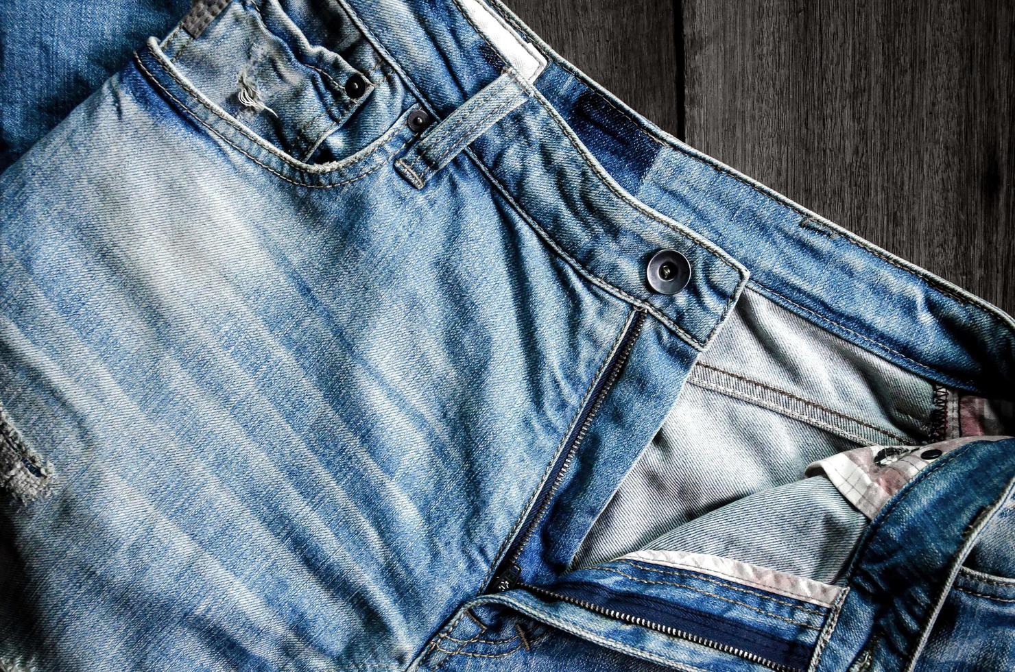mancanza di blue jeans e texture di jeans sul pavimento di legno foto
