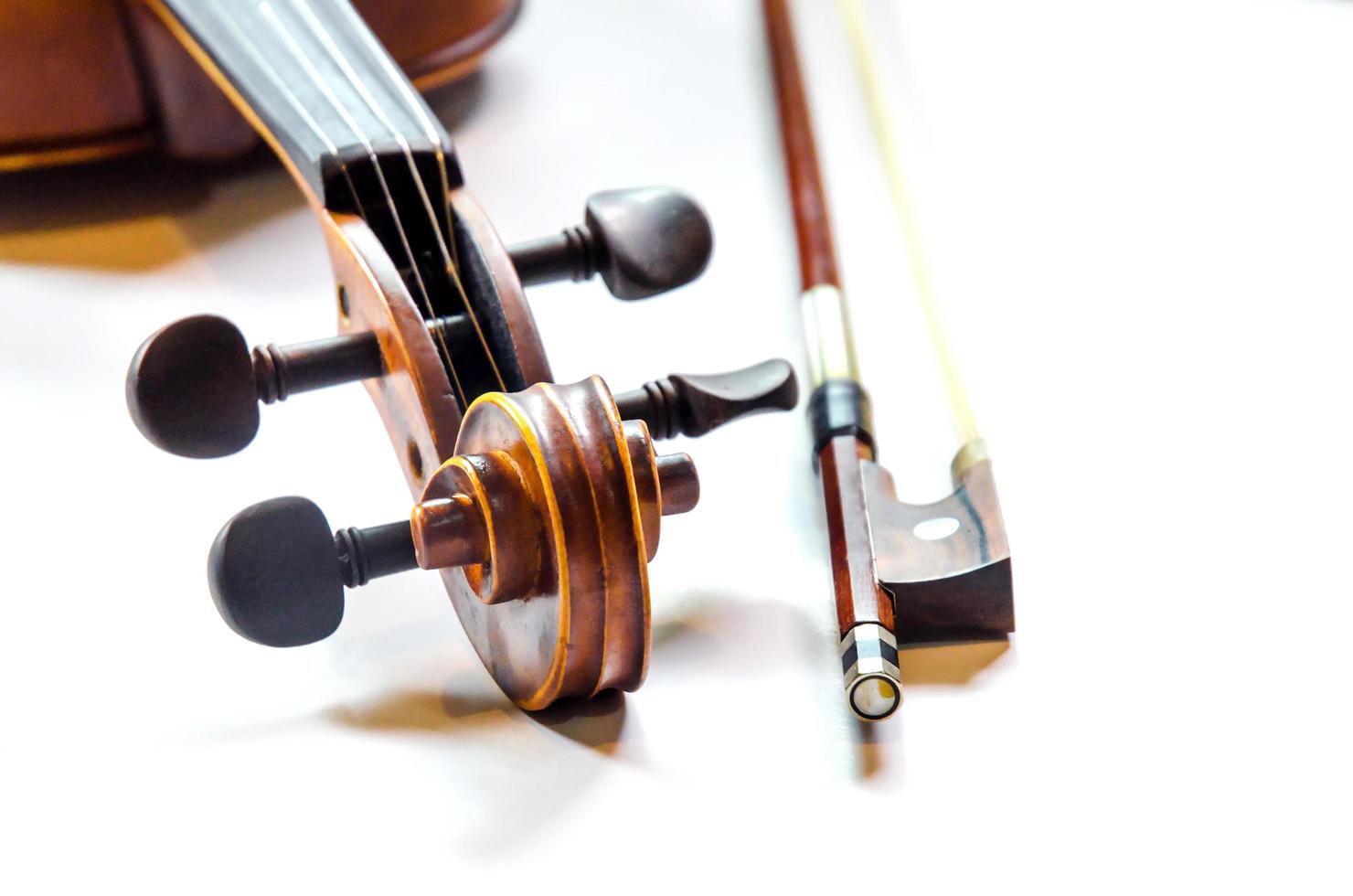 il violino sul tavolo, primo piano del violino sul pavimento di legno foto