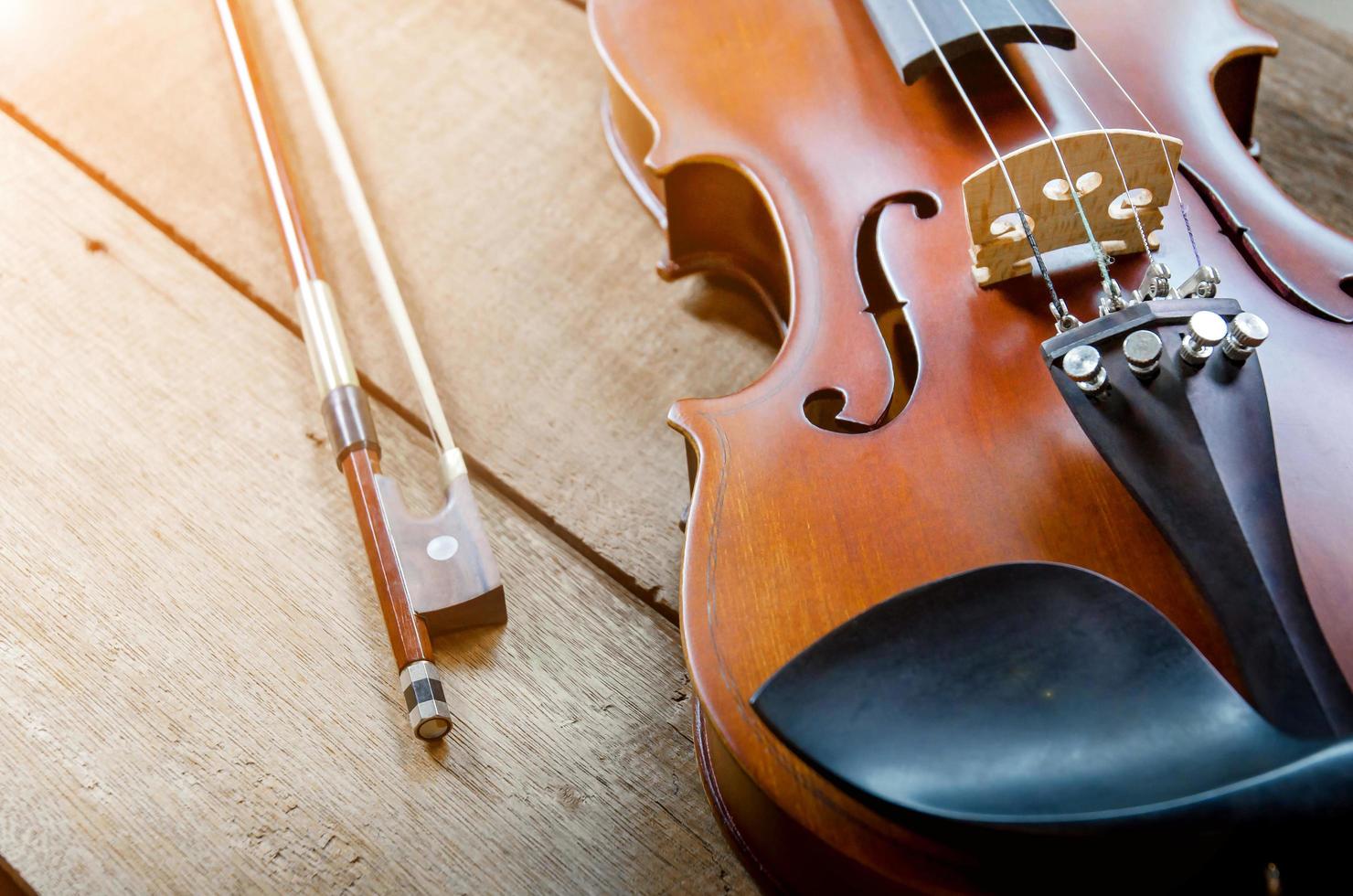 il violino sul tavolo, primo piano del violino sul pavimento di legno foto