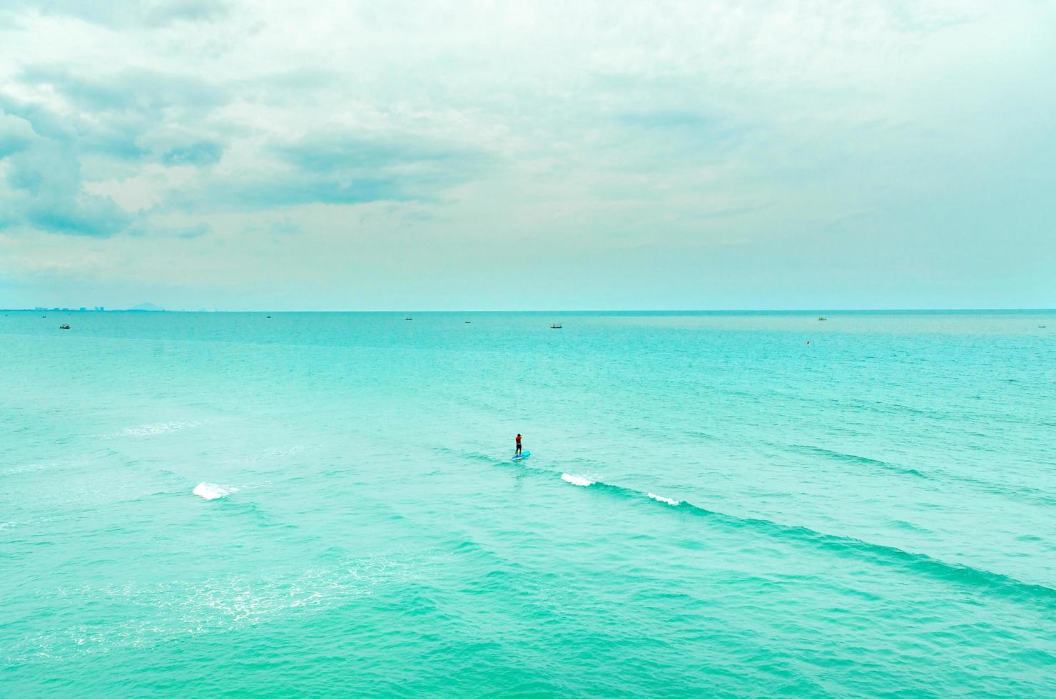 la vista della spiaggia di sabbia e dell'onda del mare con roccia e barriera corallina la mattina? foto