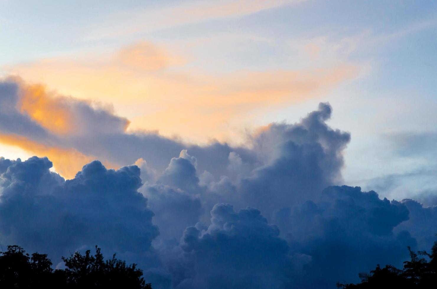 nuvole scure e cielo scuro in una giornata di pioggia, cielo nuvoloso e tempestoso e blu foto