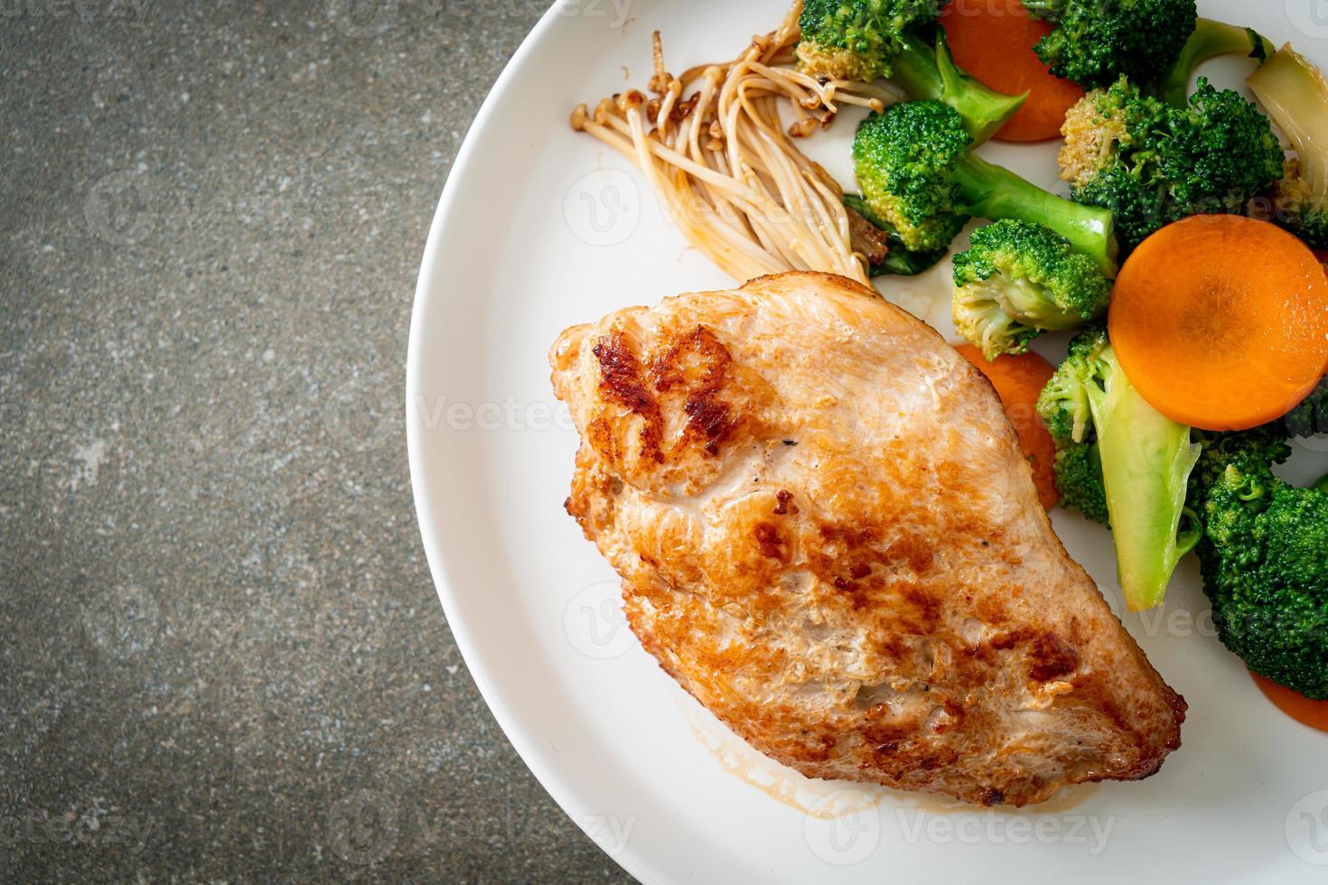 bistecca di pollo alla griglia con verdure foto