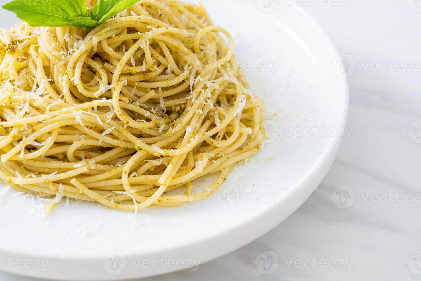 spaghetti al pesto - cibo vegetariano foto