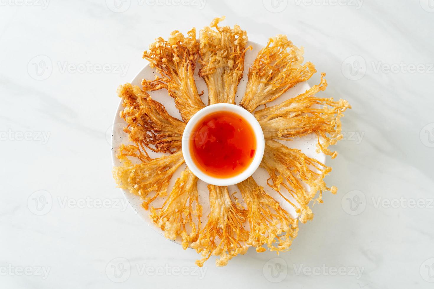 funghi enoki fritti con salsa piccante foto