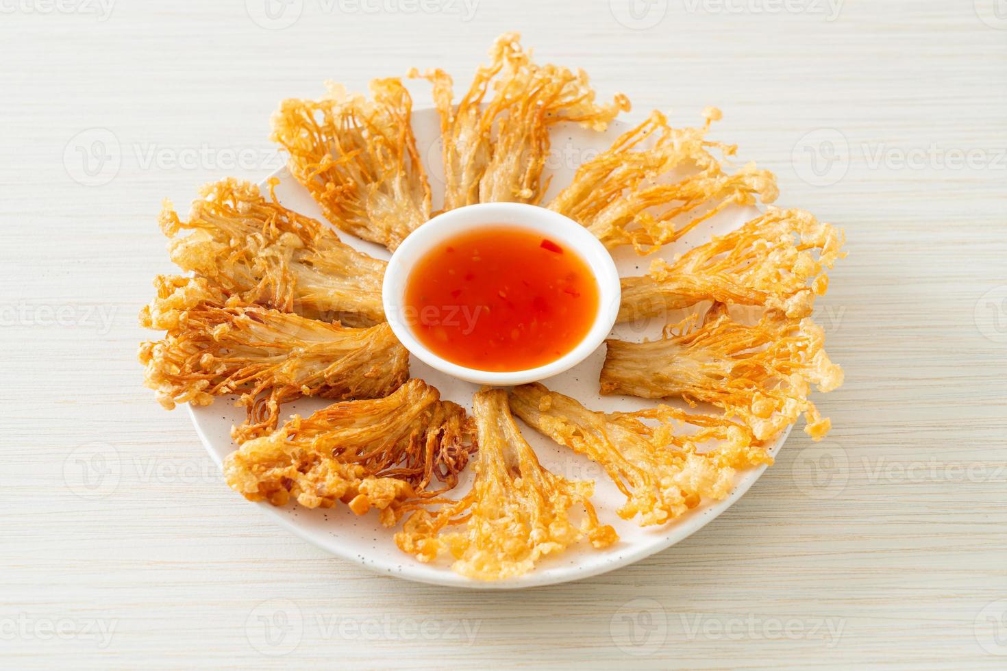 funghi enoki fritti con salsa piccante foto