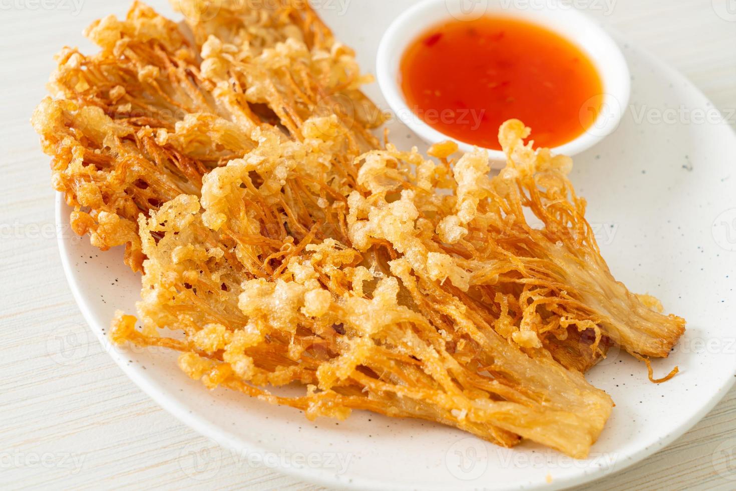 funghi enoki fritti con salsa piccante foto