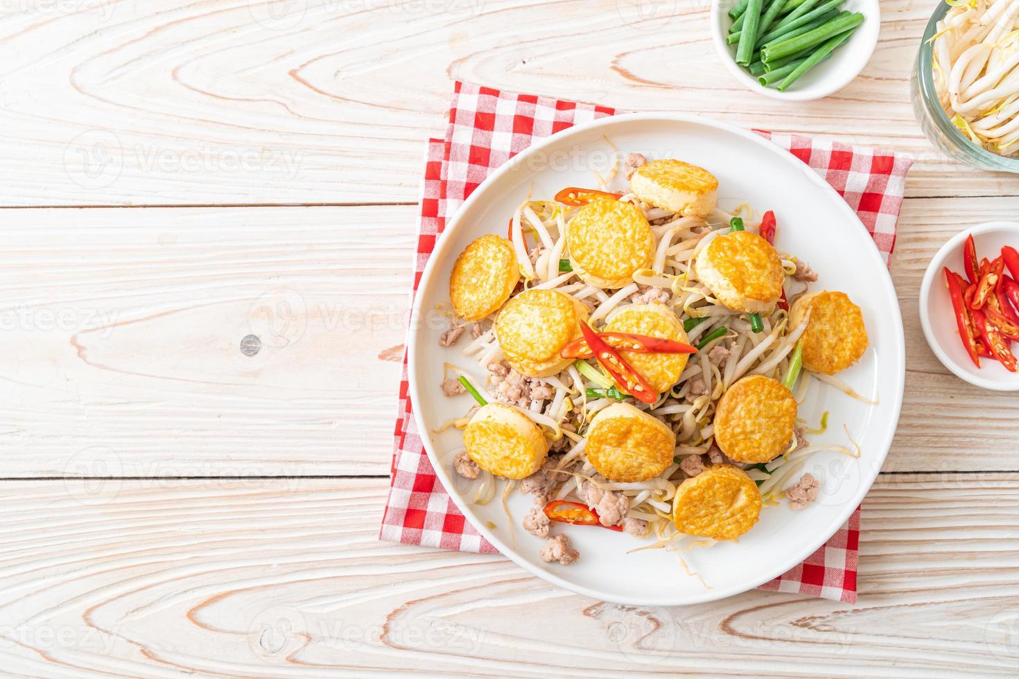 germogli di soia saltati in padella, tofu all'uovo e carne di maiale macinata foto