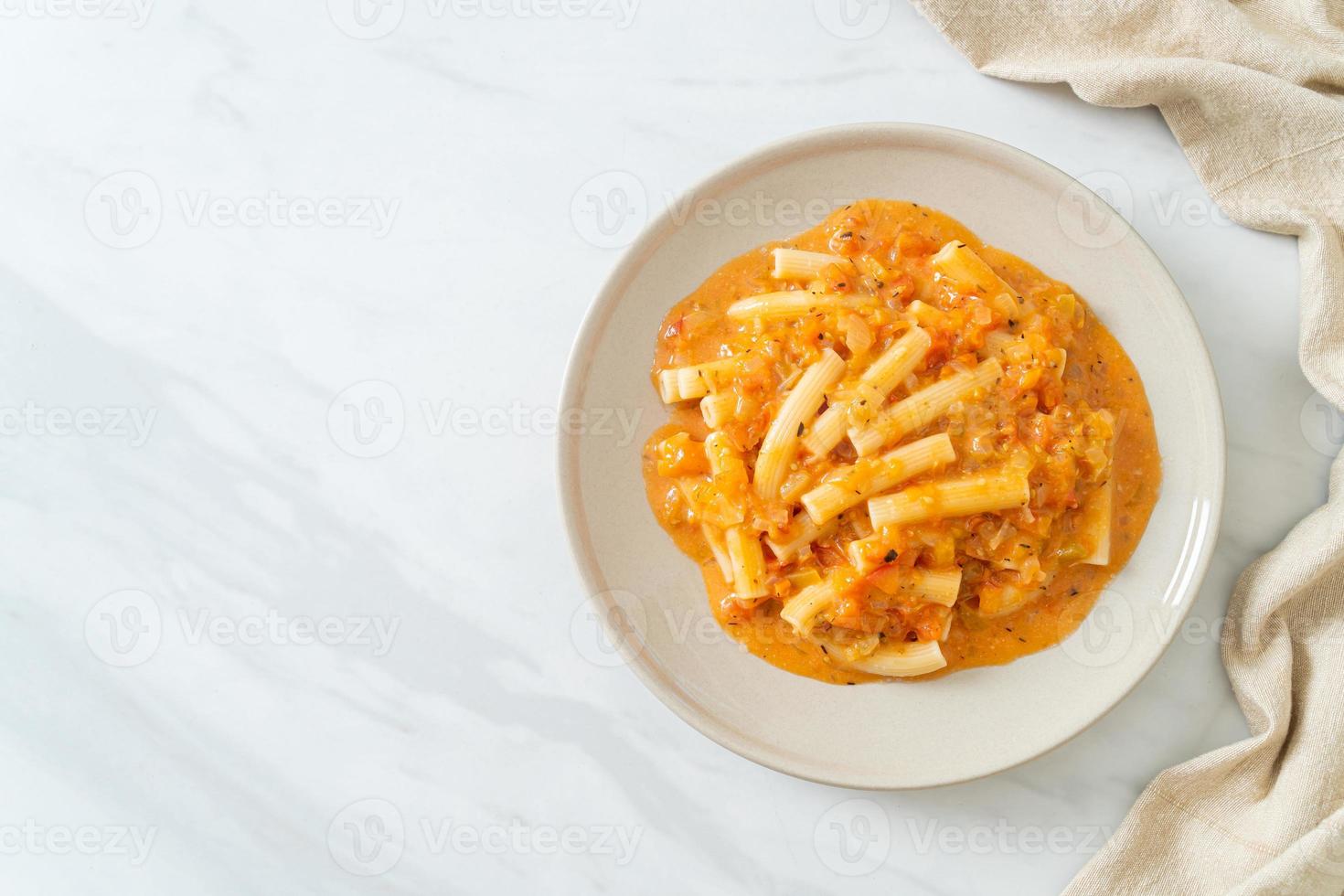 rigatoni penne cremoso al pomodoro foto