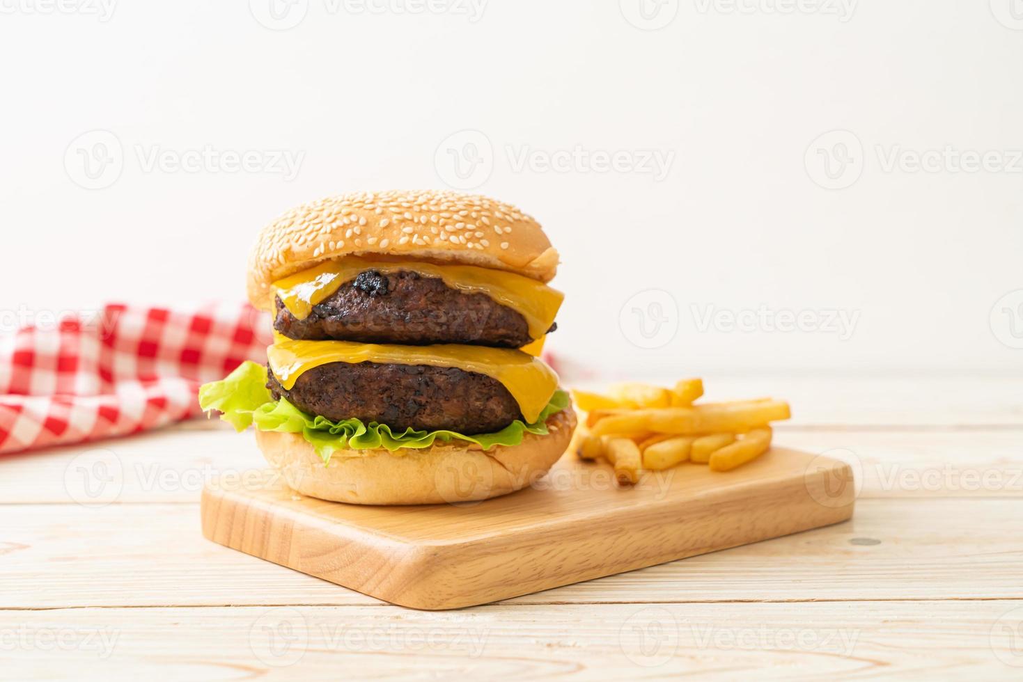 hamburger o hamburger di manzo con formaggio e patatine fritte foto