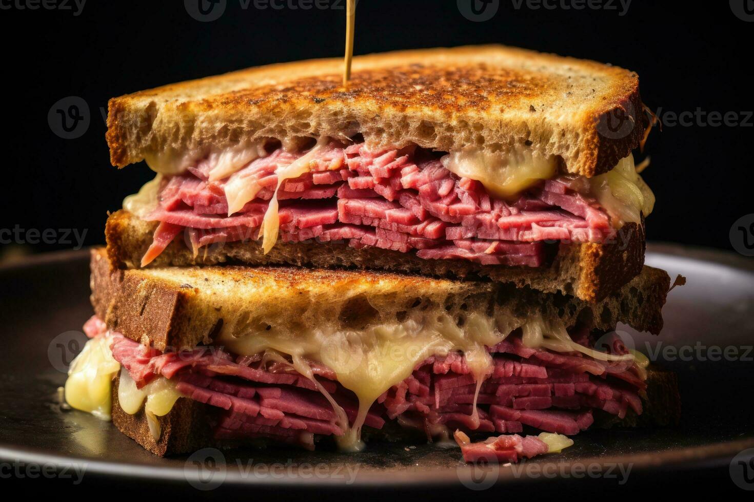 un' avvicinamento di un' ruben Sandwich impilati su superiore di ogni altro su un' piatto ai generato foto