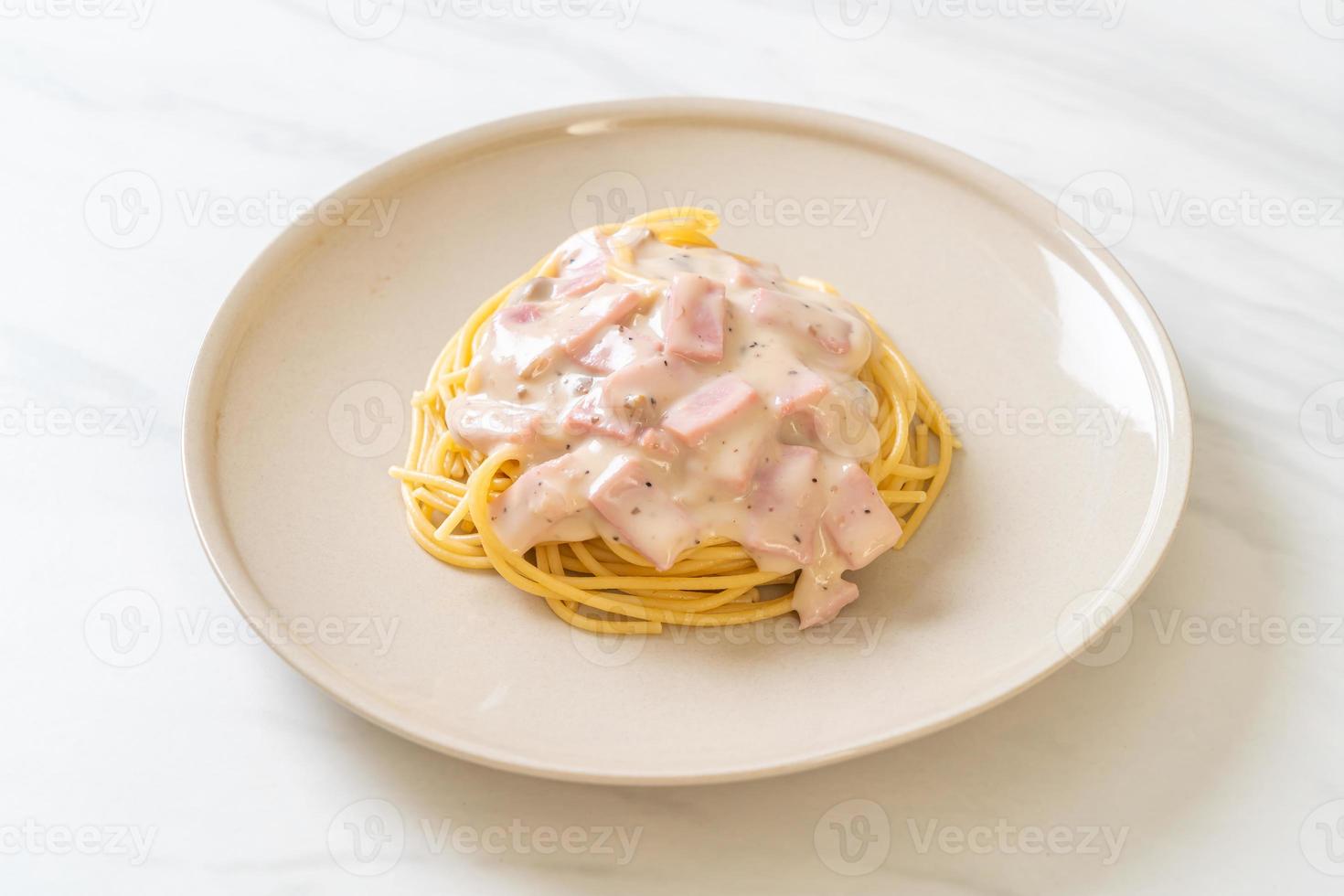 spaghetti alla panna bianca con prosciutto foto