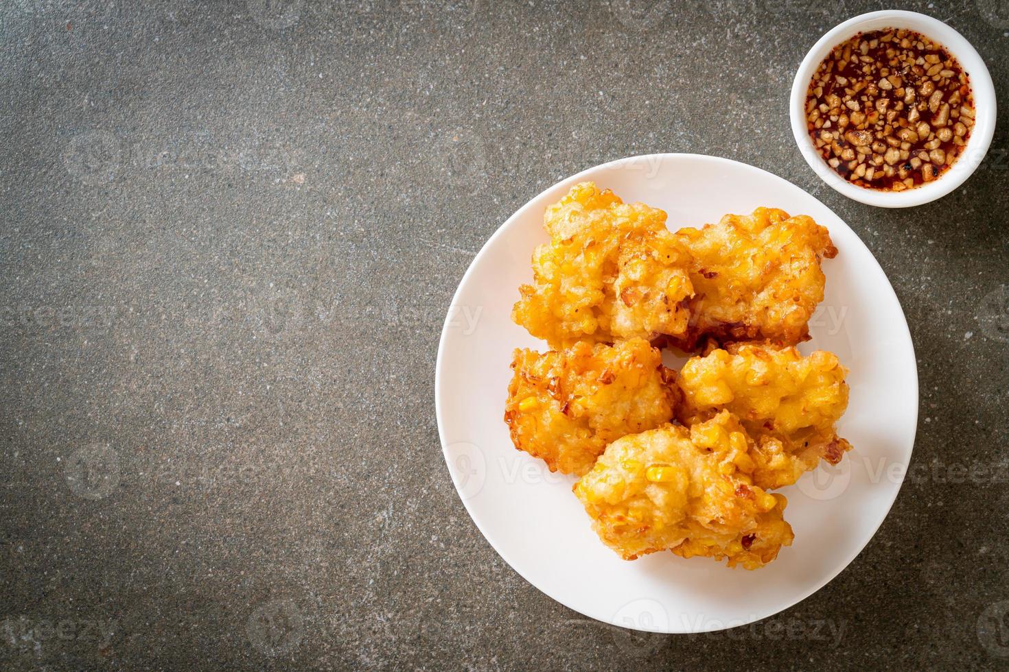 mais fritto con salsa foto