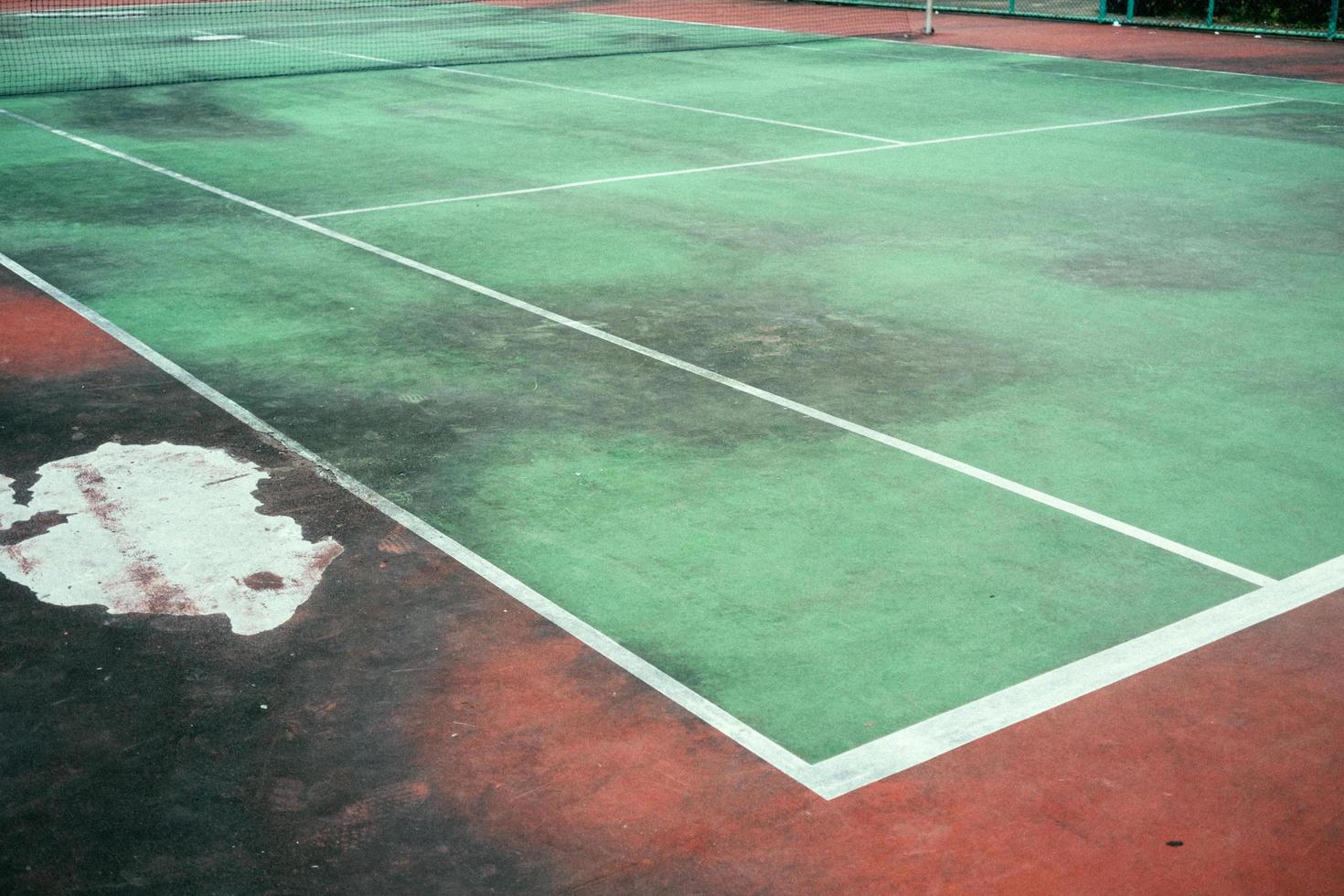 vecchio di verde campo da tennis, angolo di campo e sporco di campo da tennis. foto