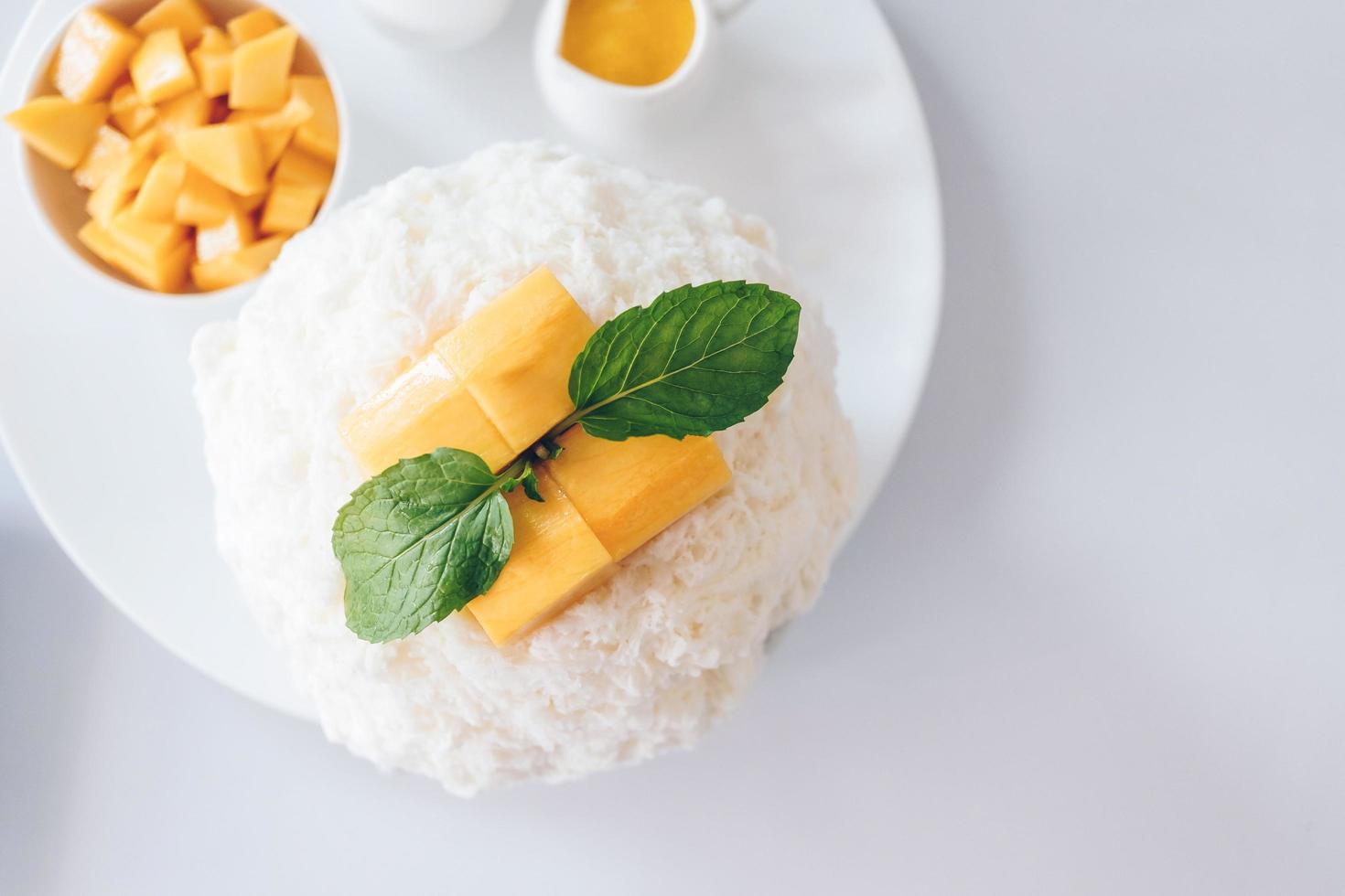 Bingsu mango e dessert di ghiaccio tritato, crepe al cioccolato e vaniglia. foto