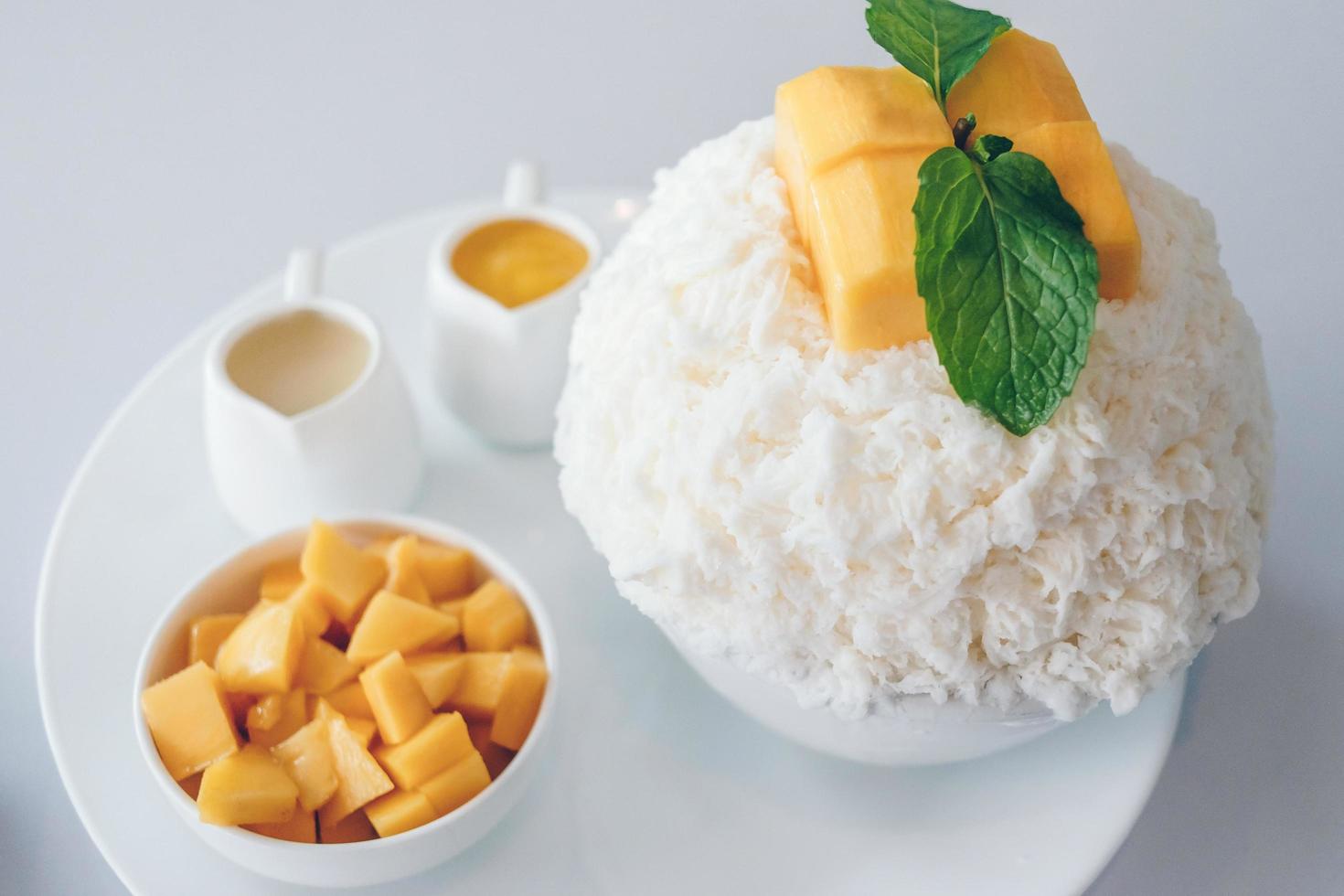 Bingsu mango e dessert di ghiaccio tritato, crepe al cioccolato e vaniglia. foto