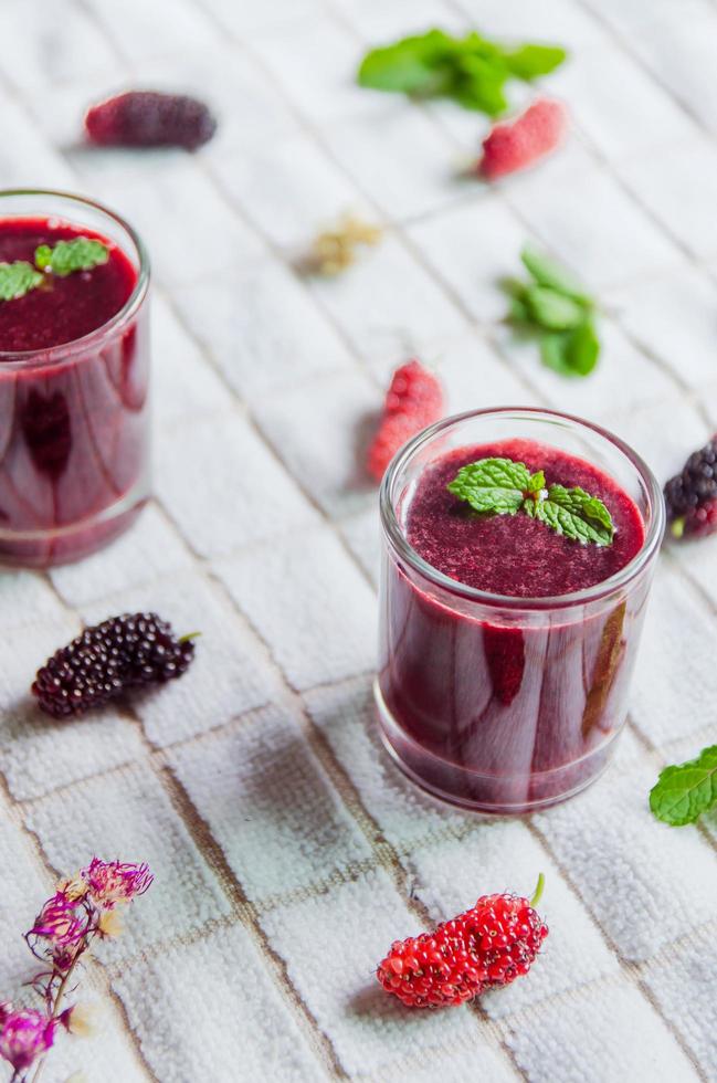 succo di gelso e frutta di gelso, frullati di frutti di bosco freschi. foto