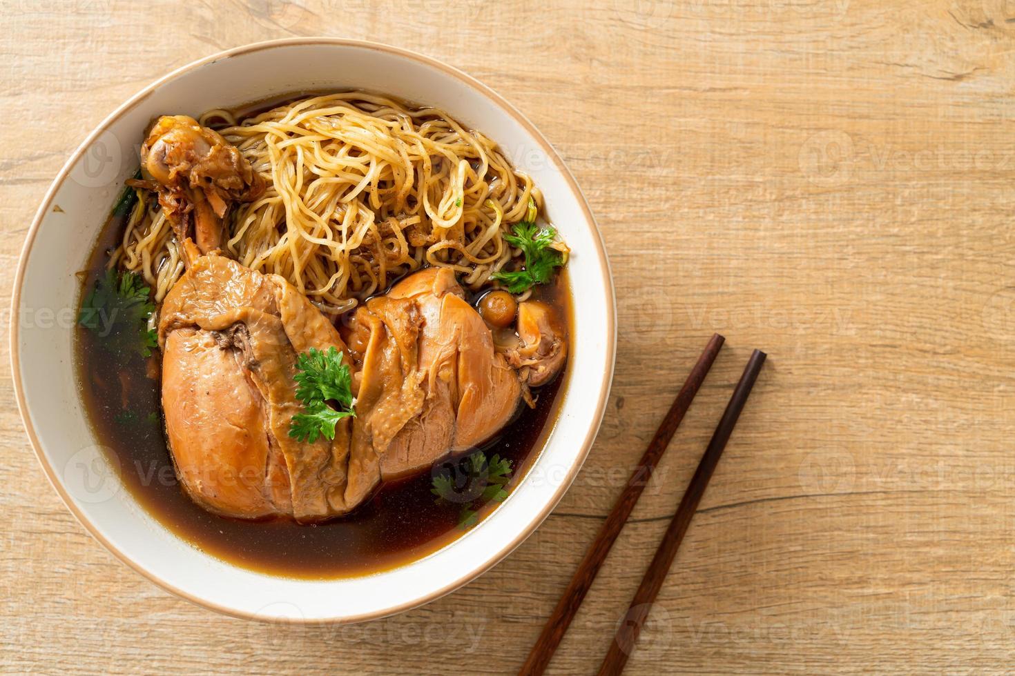 noodles con pollo brasato in zuppa marrone foto