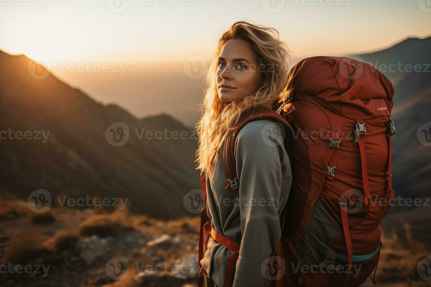 bellissimo donna escursionista con zaino escursioni a piedi nel il montagne a tramonto ai generato foto