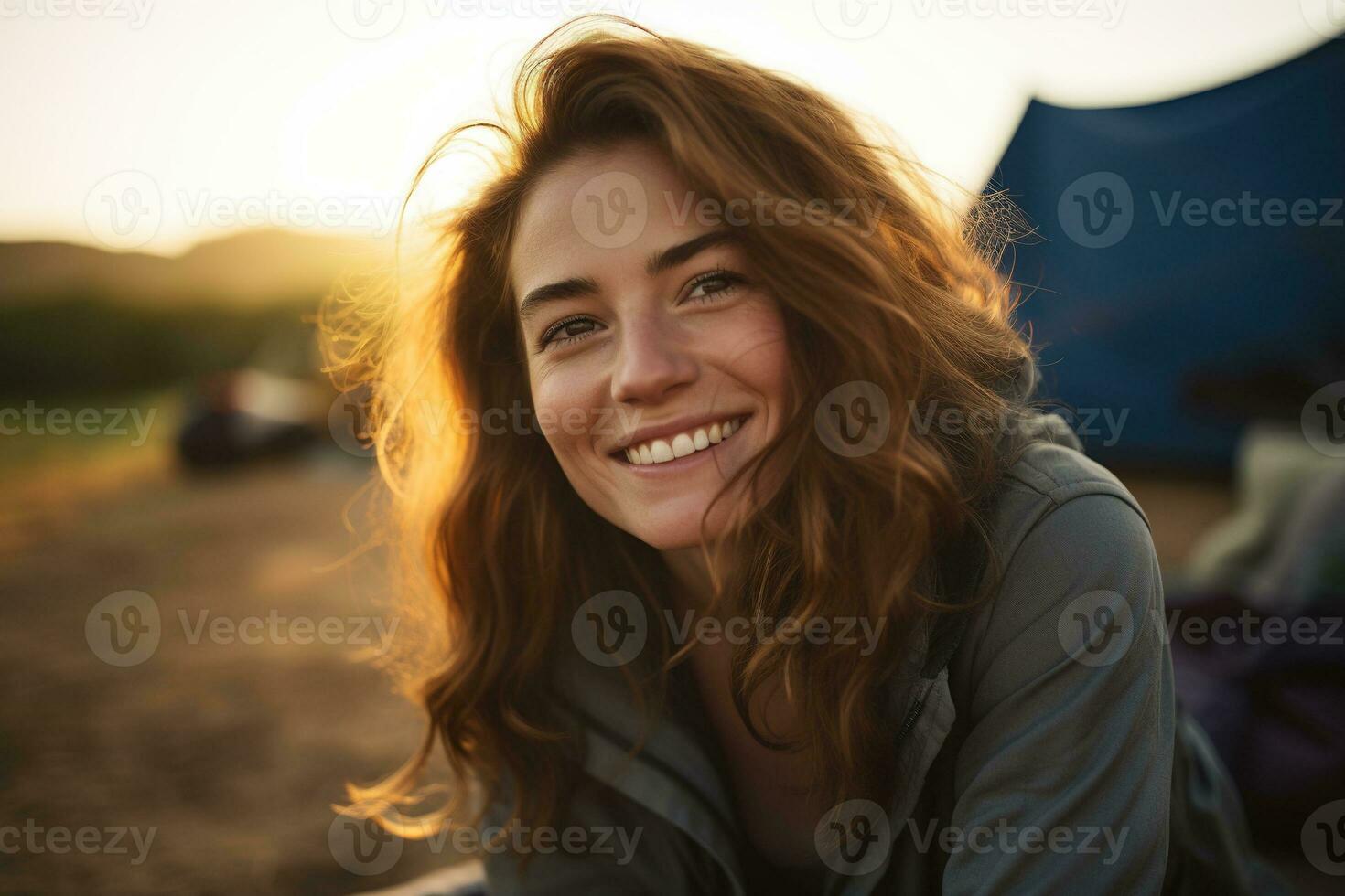 ritratto di ragazza guardare a telecamera mentre vicino campeggio tenda a tramonto ai generato foto