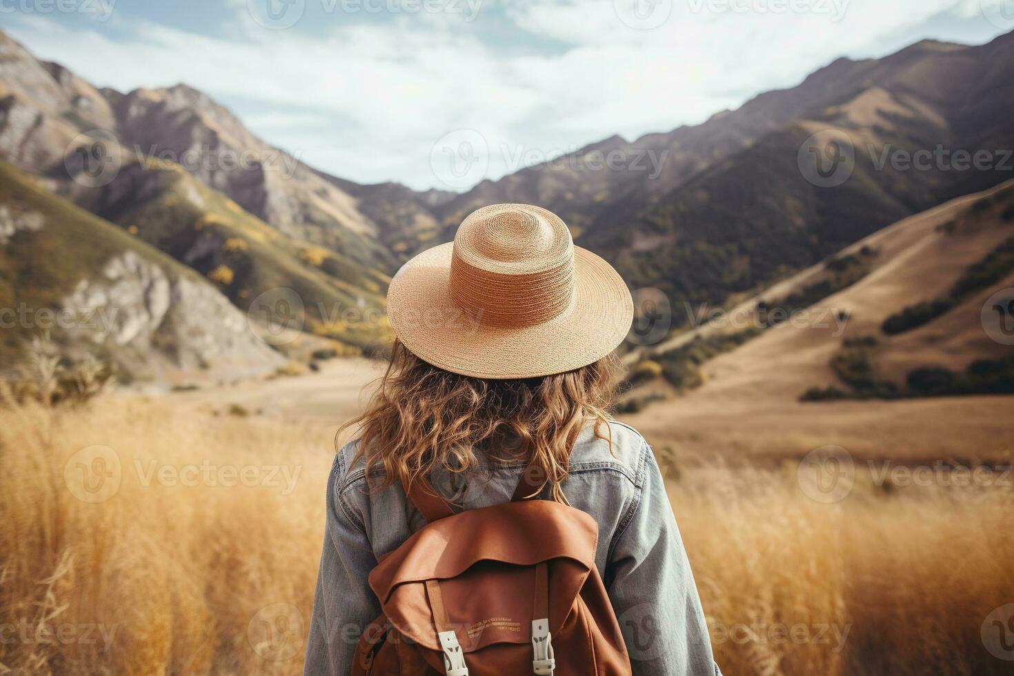 giovane donna con zaino escursioni a piedi nel il montagne. viaggio e avventura concetto. ai generato foto