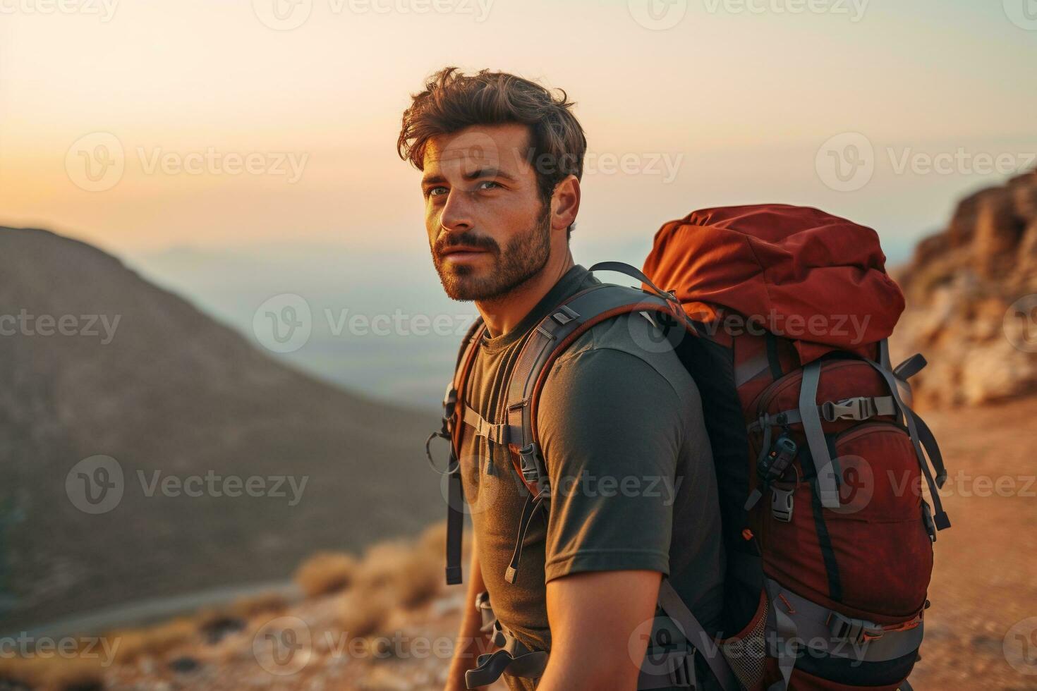 bello giovane uomo con zaino escursioni a piedi nel il montagne a tramonto ai generato foto