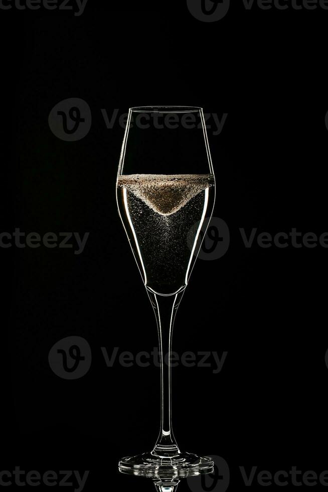 retroilluminato vino Champagne bicchiere con d'oro liquido foto