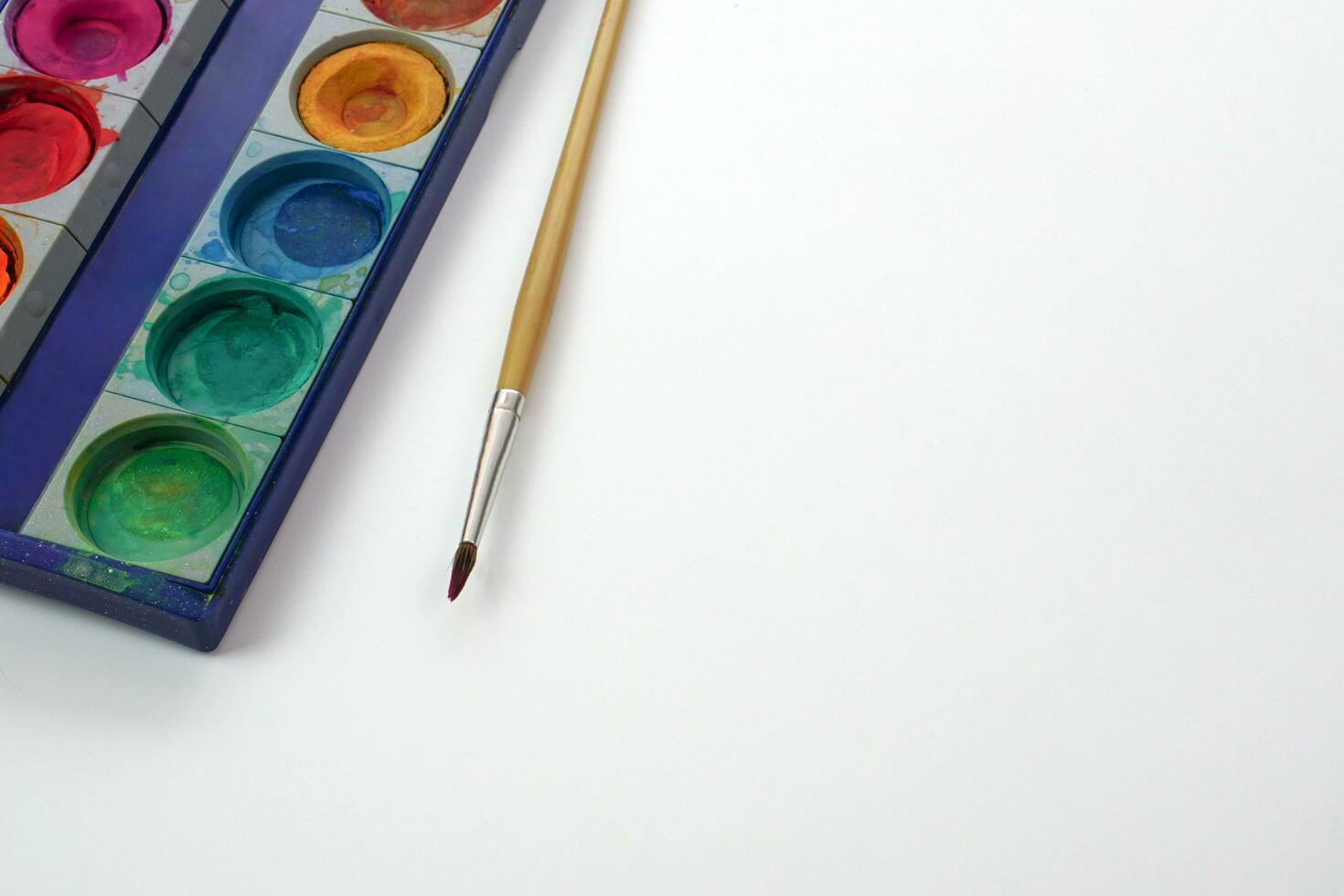 arte tavolozza con dipingere e spazzola su blu sfondo. apprendimento e dipinti arte concetto. foto