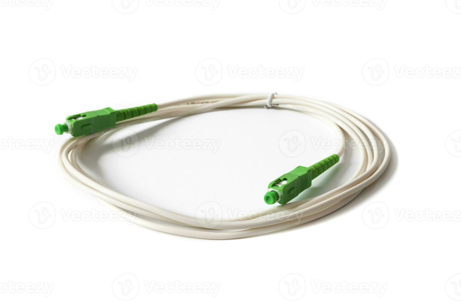 fibra ottico cavo isolato su bianca sfondo. fibra ottico cavi siamo fatto di bicchiere filamenti, ogni con il capacità per trasmettere digitale dati modulato nel leggero onde. foto